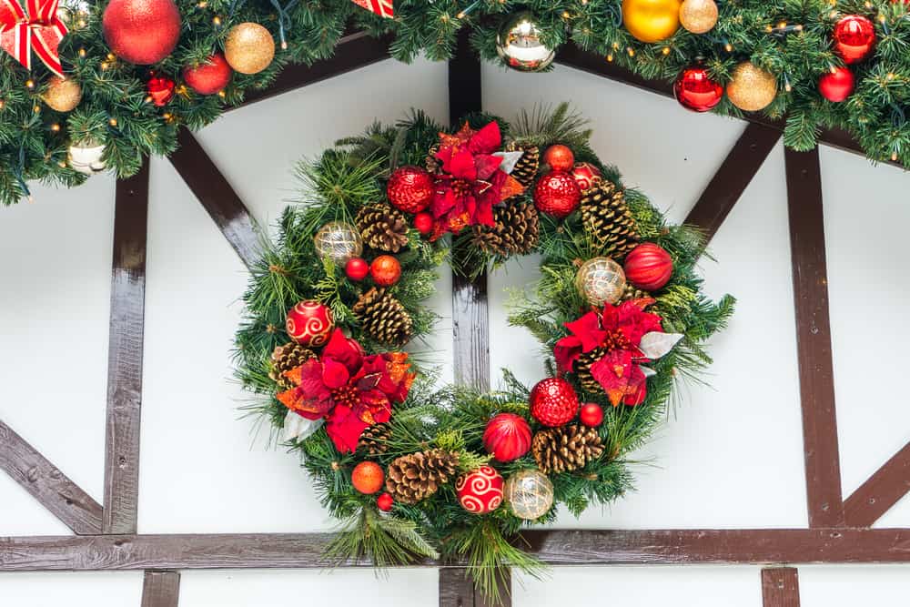 When in Rome, shop with Bussey’s Florist to find dazzling, fresh and holiday festive Christmas Flowers, Centerpieces and Wreaths